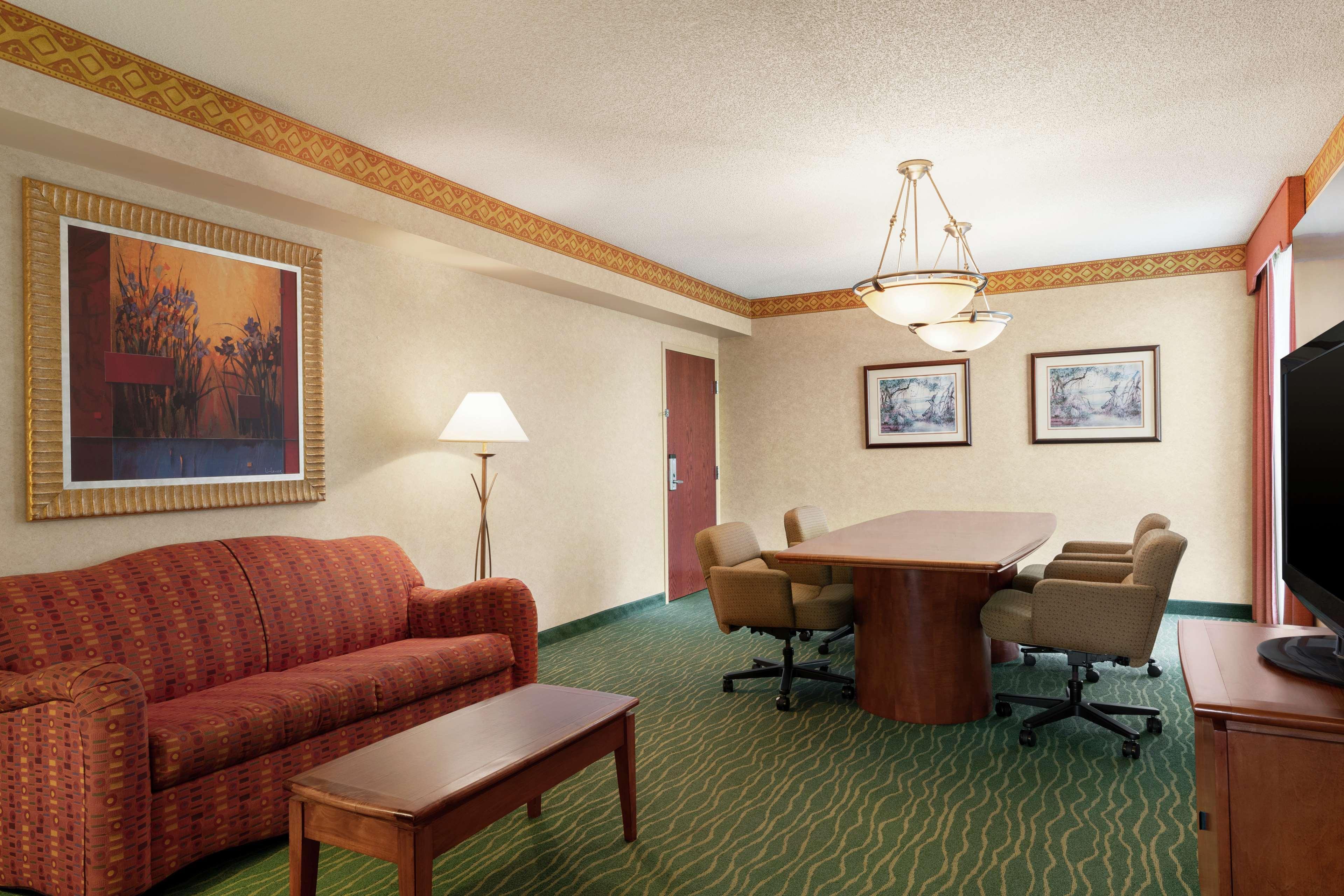 Embassy Suites By Hilton Tampa Usf Near Busch Gardens Kültér fotó